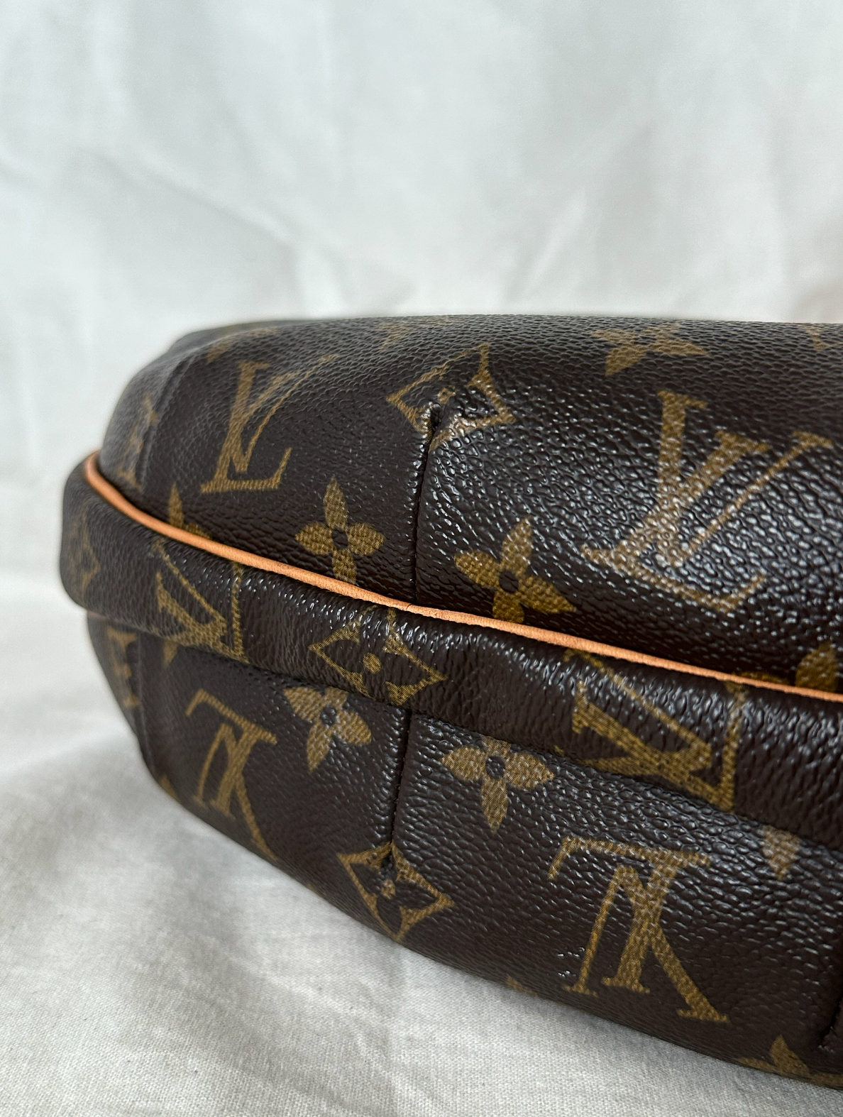 Louis Vuitton Croissant MM
